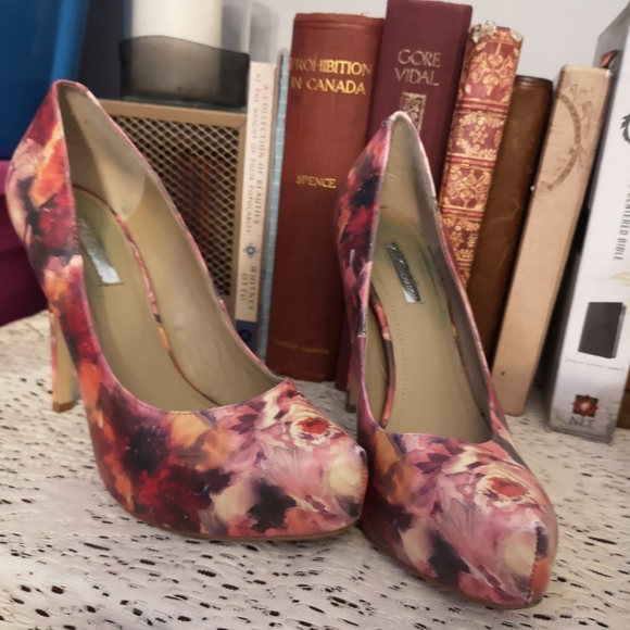 BCBG Flower Print Heels - Picture 4 of 8